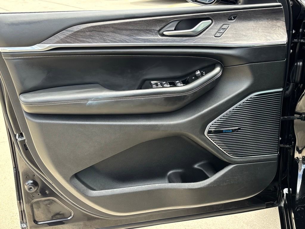 Used 2022 Jeep Grand Cherokee Overland w/ Luxury Tech Group IV AWD/4WD image 11