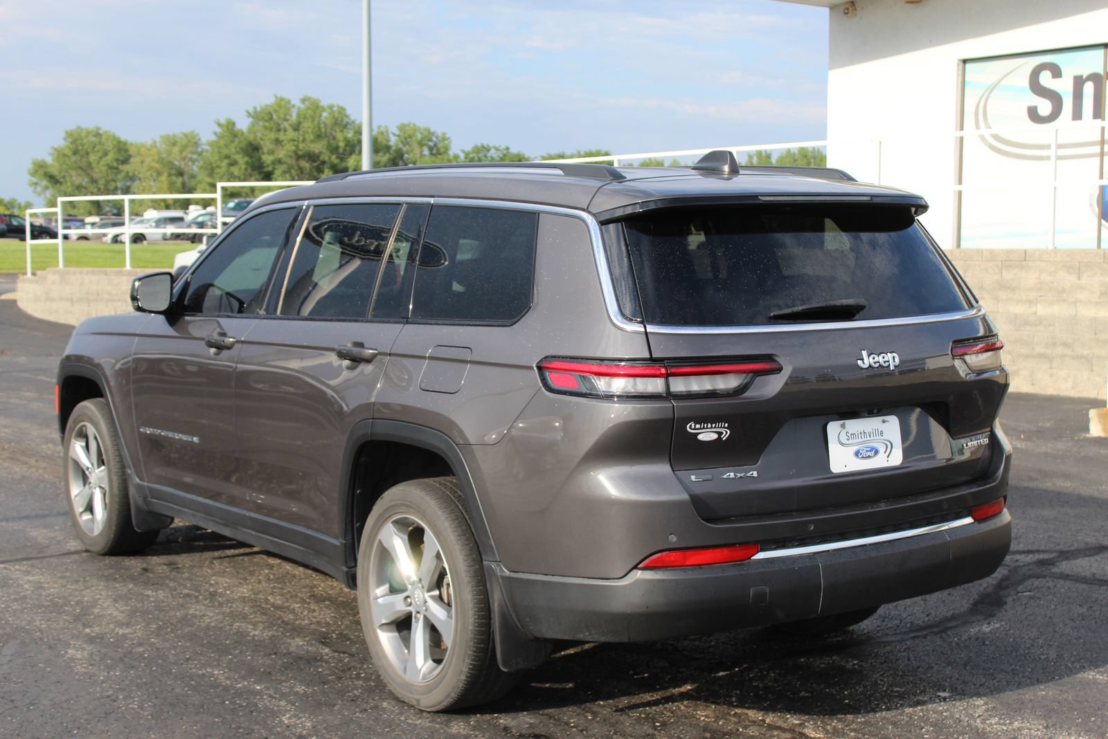 Used 2022 Jeep Grand Cherokee L Limited w/ MOPAR Finishing Package AWD/4WD image 3