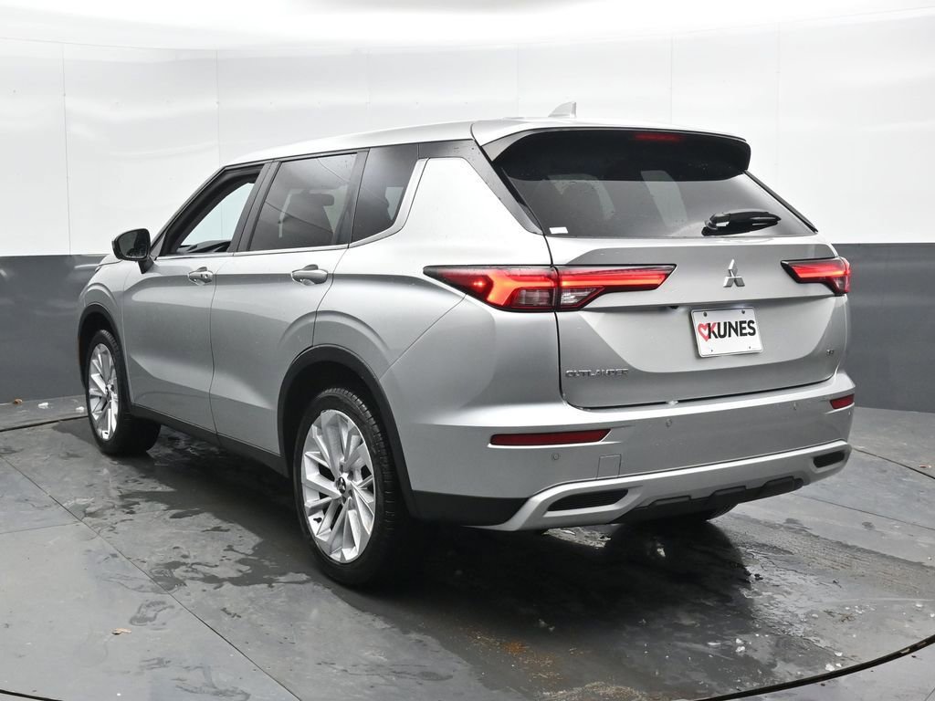 Used 2024 Mitsubishi Outlander SE image 11