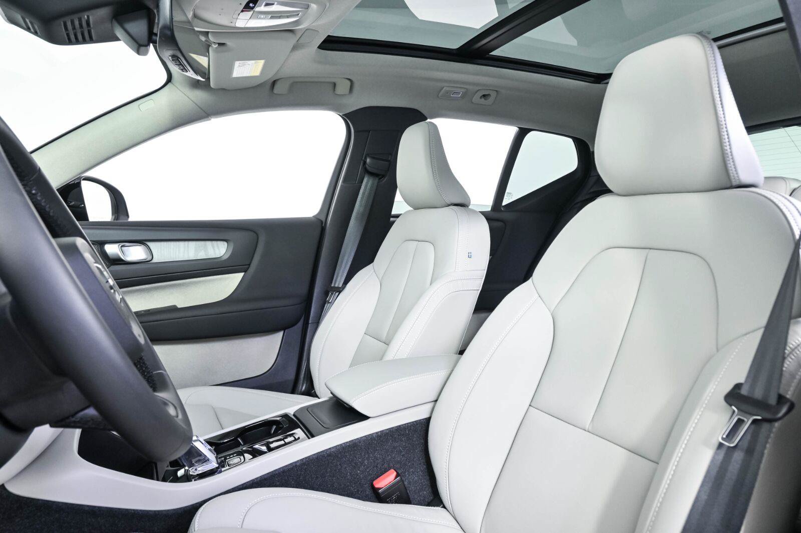 New 2026 Volvo XC40 B5 Plus w/ Climate Package AWD/4WD image 5