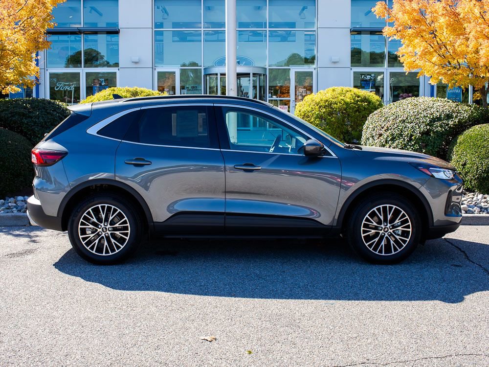 Used 2025 Ford Escape SE image 1