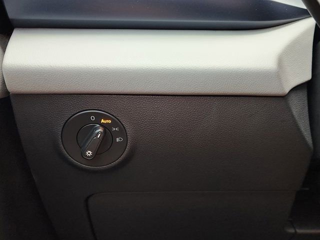 Used 2023 Volkswagen Taos SE w/ Panoramic Sunroof Package image 24