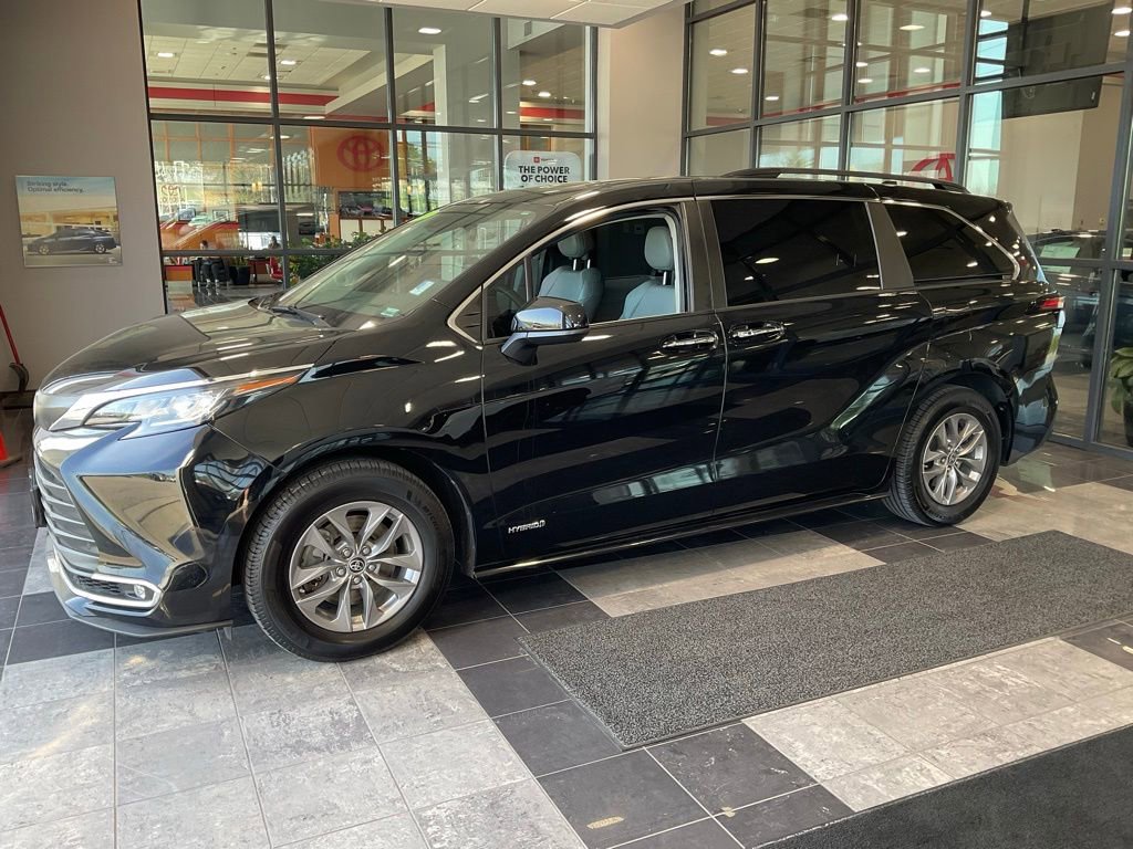 Used 2021 Toyota Sienna XLE w/ XLE Plus Package image 3