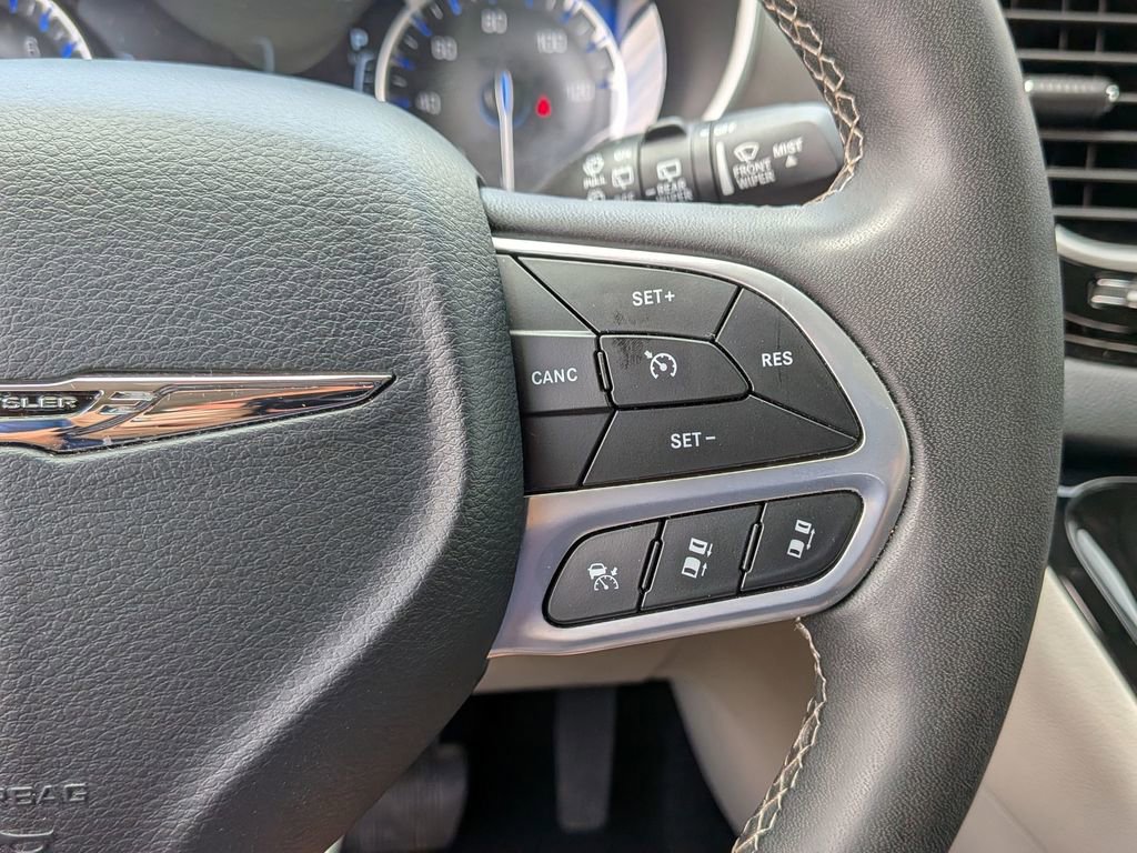 Used 2024 Chrysler Pacifica Touring-L FWD image 18