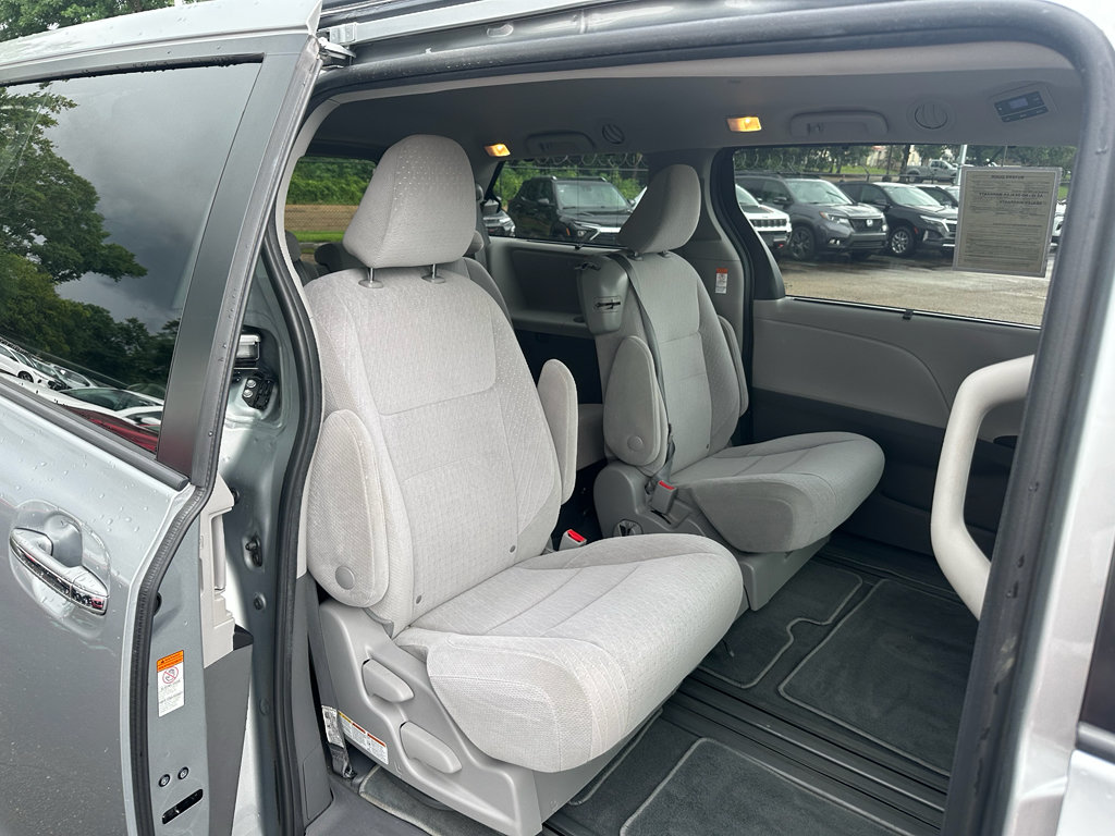 Used 2020 Toyota Sienna LE w/ LE Preferred Package FWD image 25