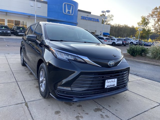 Used 2022 Toyota Sienna LE FWD image 2
