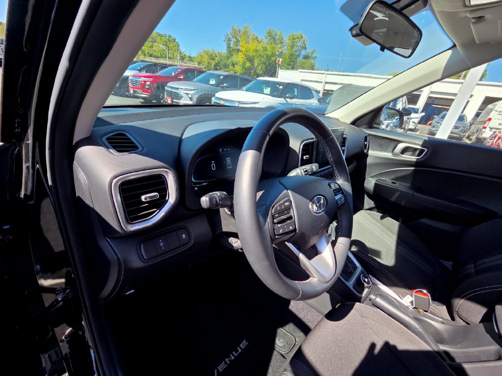 Used 2023 Hyundai Venue SEL FWD image 14