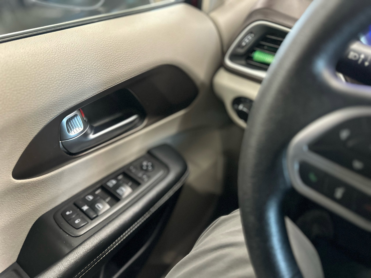 Used 2021 Chrysler Voyager Lxi image 21