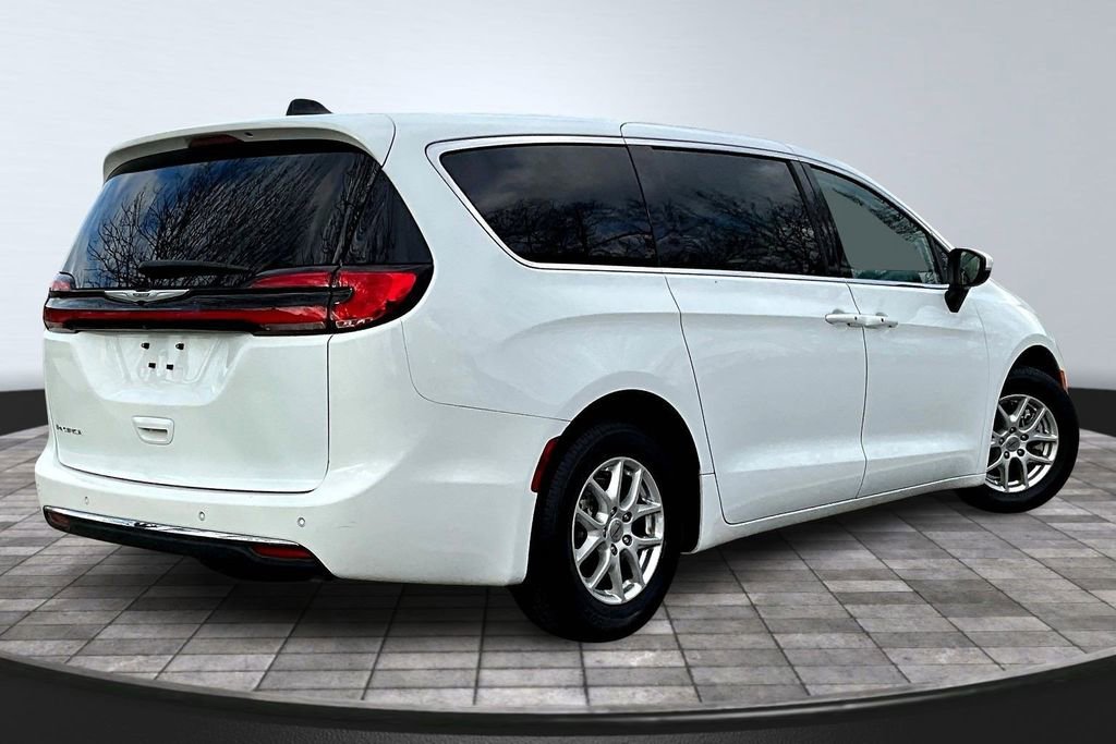 Used 2023 Chrysler Pacifica Touring-L image 6