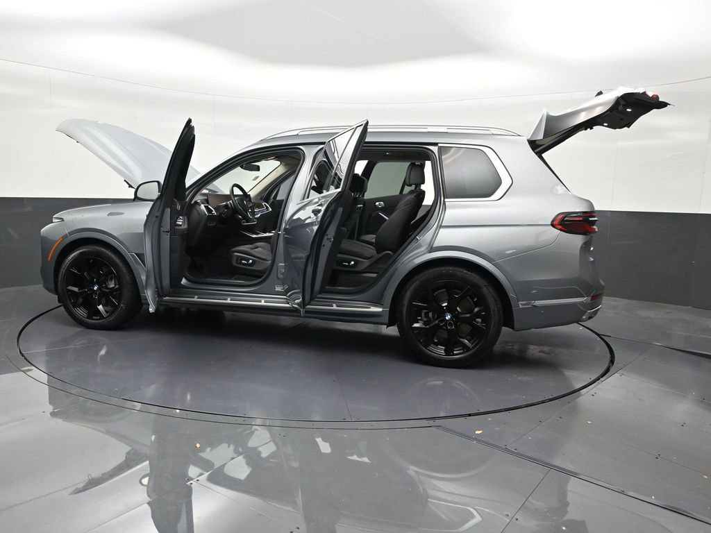 Used 2025 BMW X7 xDrive40i w/ Parking Assistance Package image 37