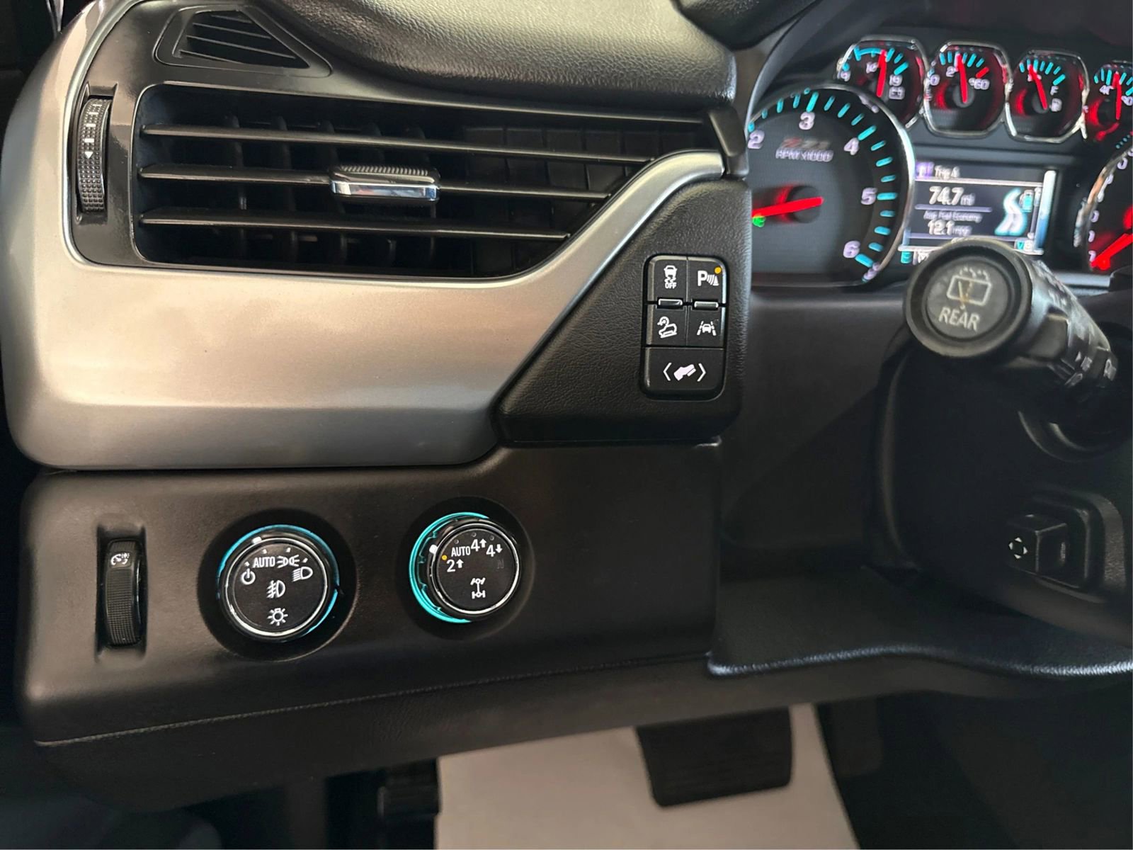 Used 2017 Chevrolet Tahoe LT w/ Luxury Package AWD/4WD image 18