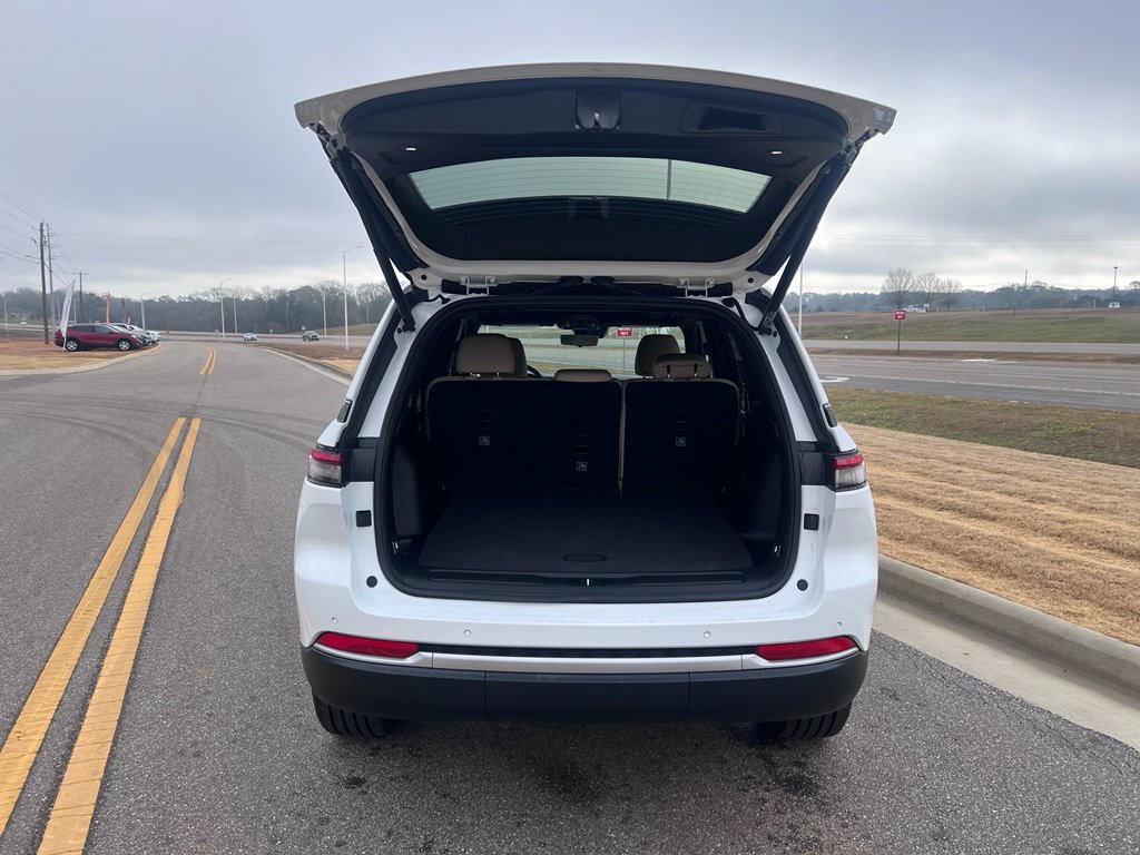 New 2026 Jeep Grand Cherokee Limited w/ Luxury Tech Group II RWD image 15