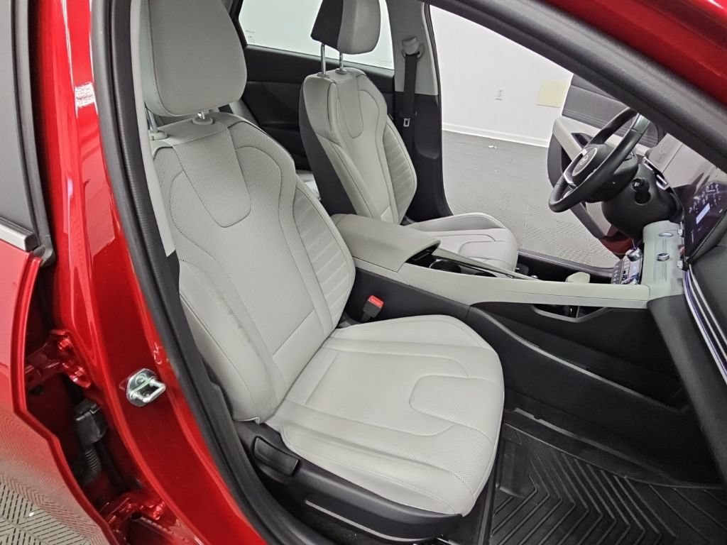 Used 2025 Hyundai Elantra Limited FWD image 39