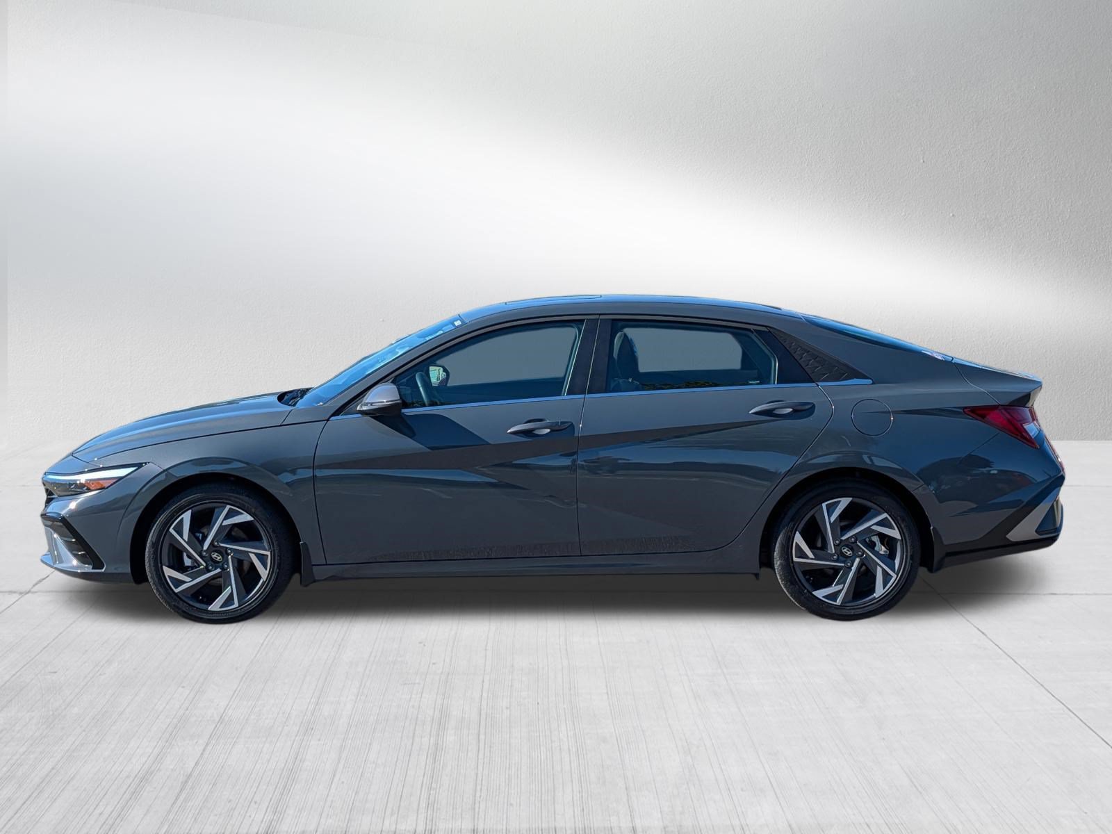 Certified 2026 Hyundai Elantra Limited FWD image 4