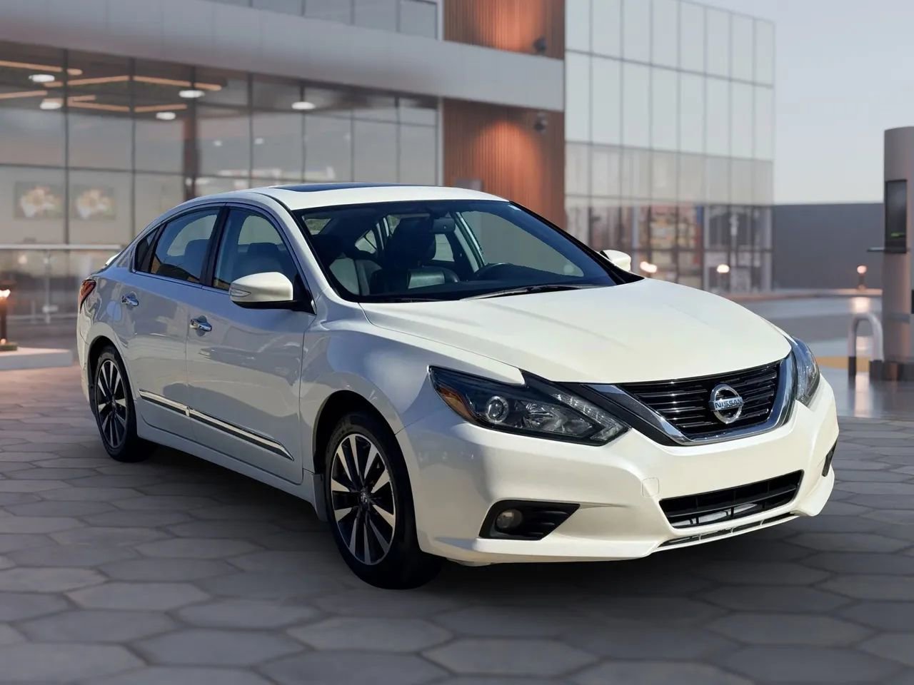 Used 2017 Nissan Altima 2.5 SL w/ 2.5 Technology Package image 3