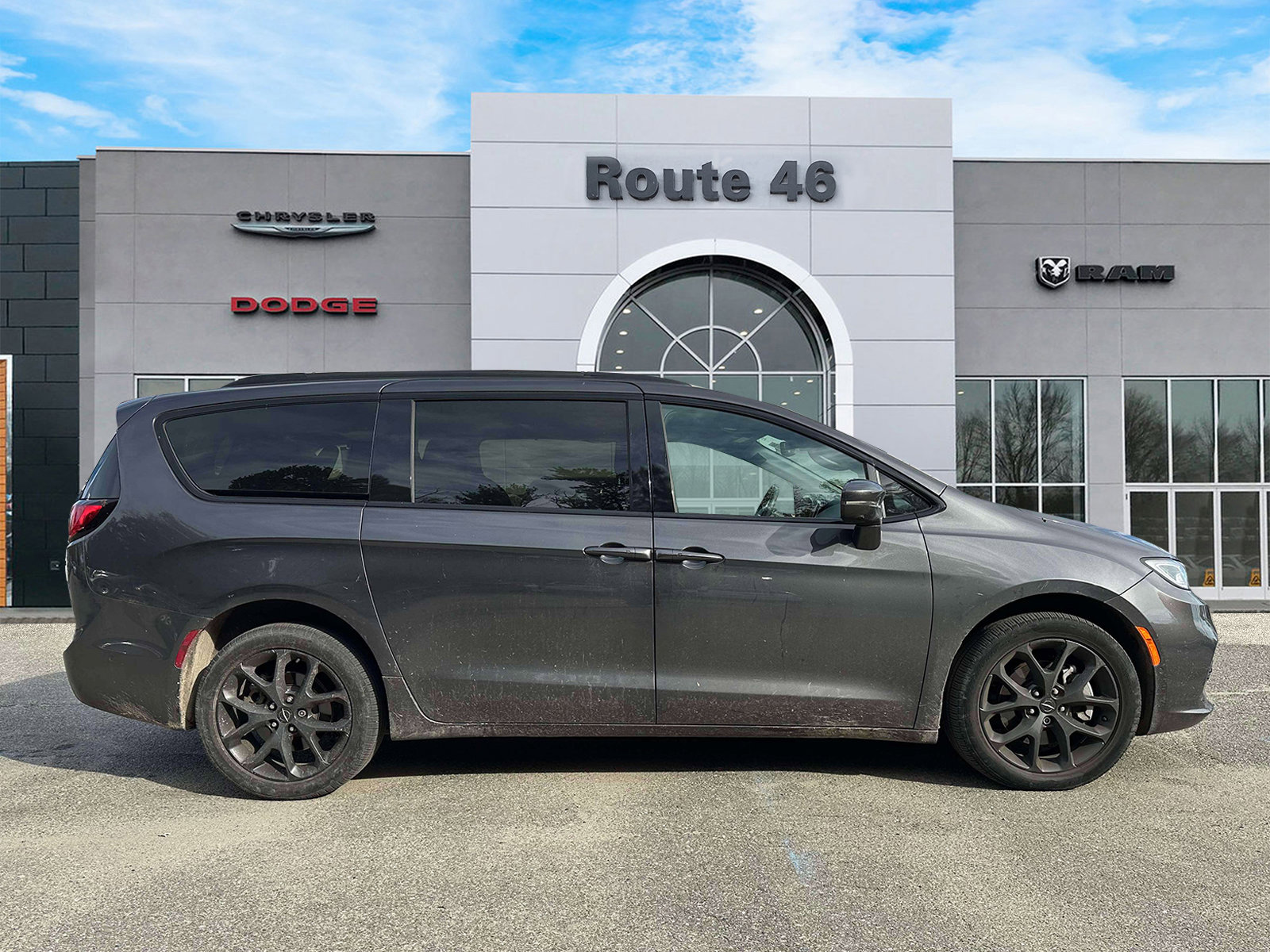 Used 2022 Chrysler Pacifica Limited w/ S Appearance Package image 6