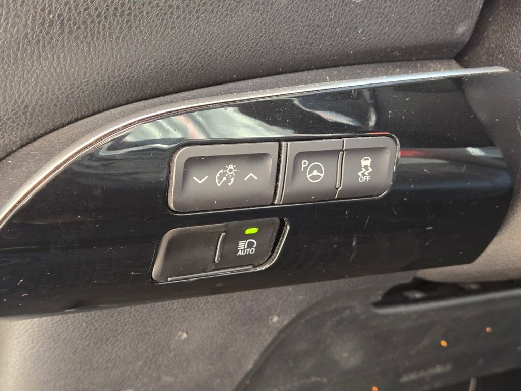 Used 2021 Toyota Prius LE FWD image 11