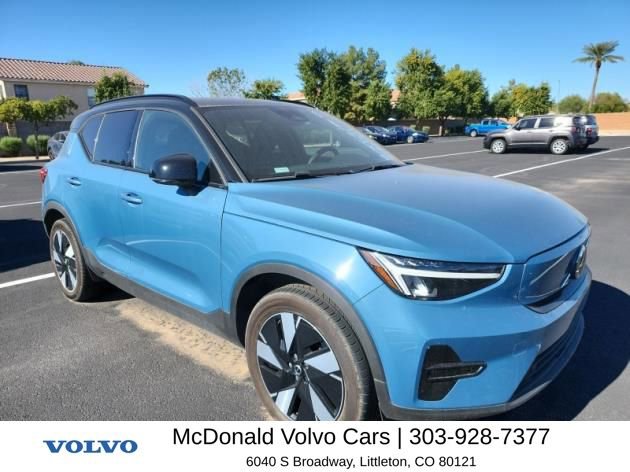 Used 2024 Volvo XC40 B5 Core image 4