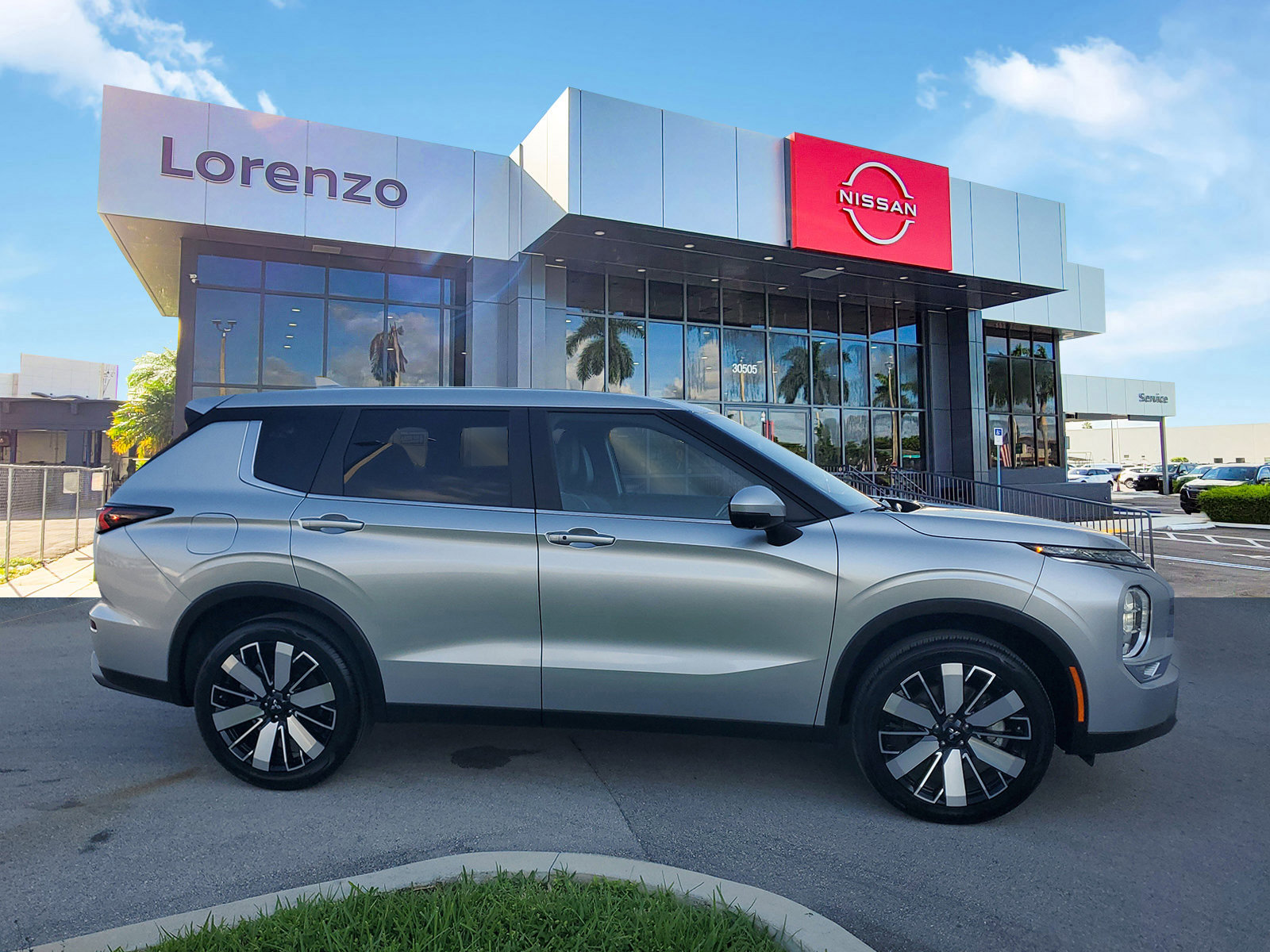 Used 2025 Mitsubishi Outlander SE image 4