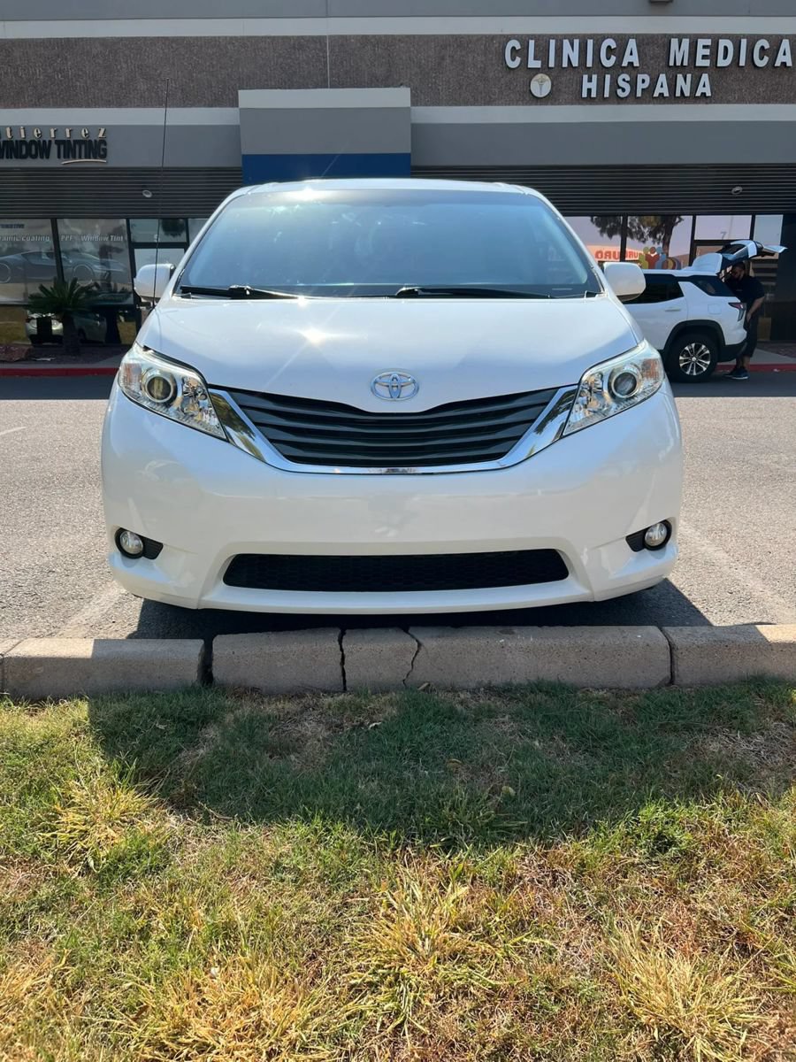 Used 2014 Toyota Sienna XLE FWD image 2