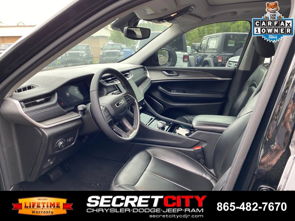 Used 2023 Jeep Grand Cherokee Limited w/ Black Appearance Package AWD/4WD image 10