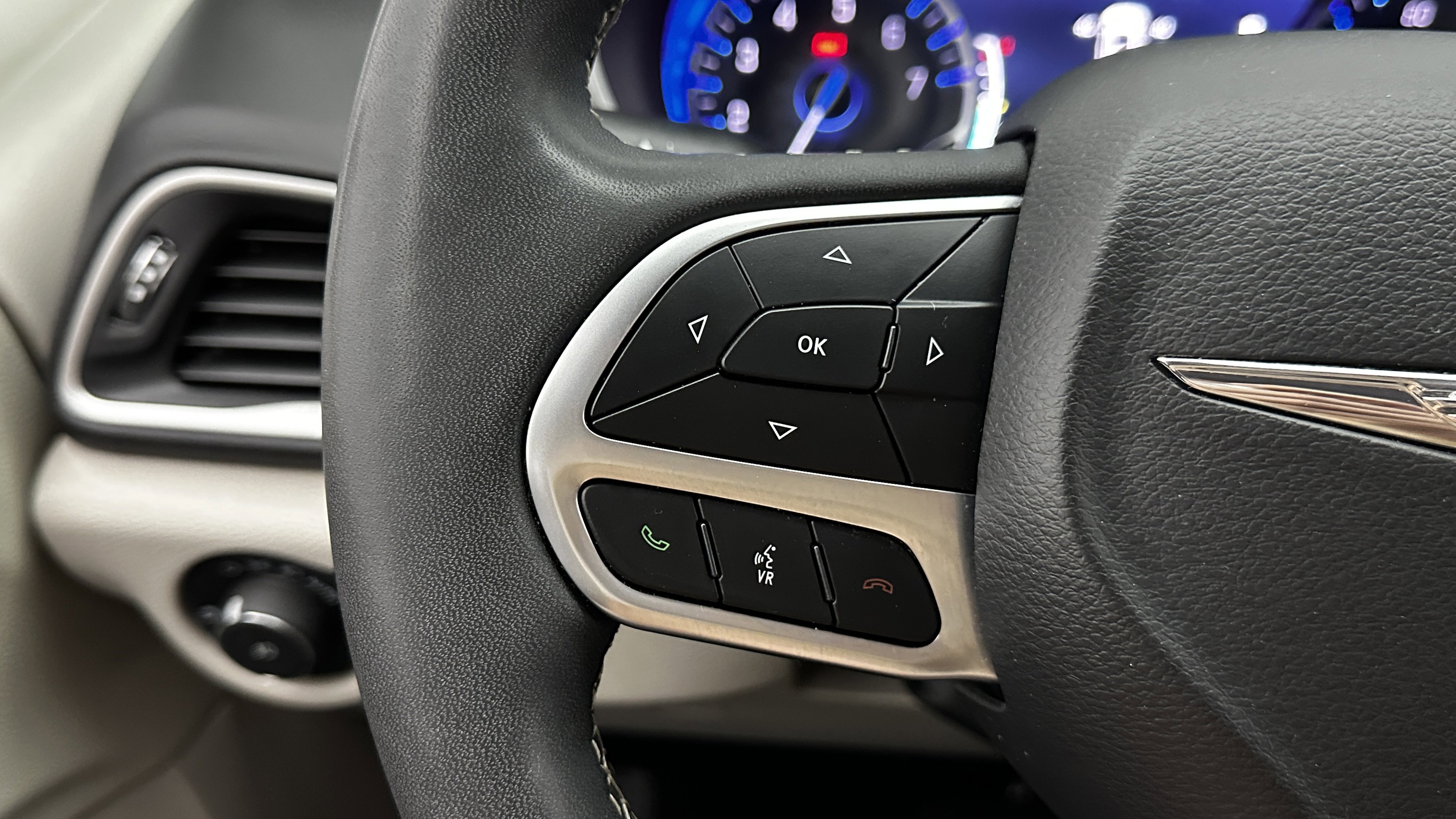 Used 2024 Chrysler Pacifica Touring-L image 19