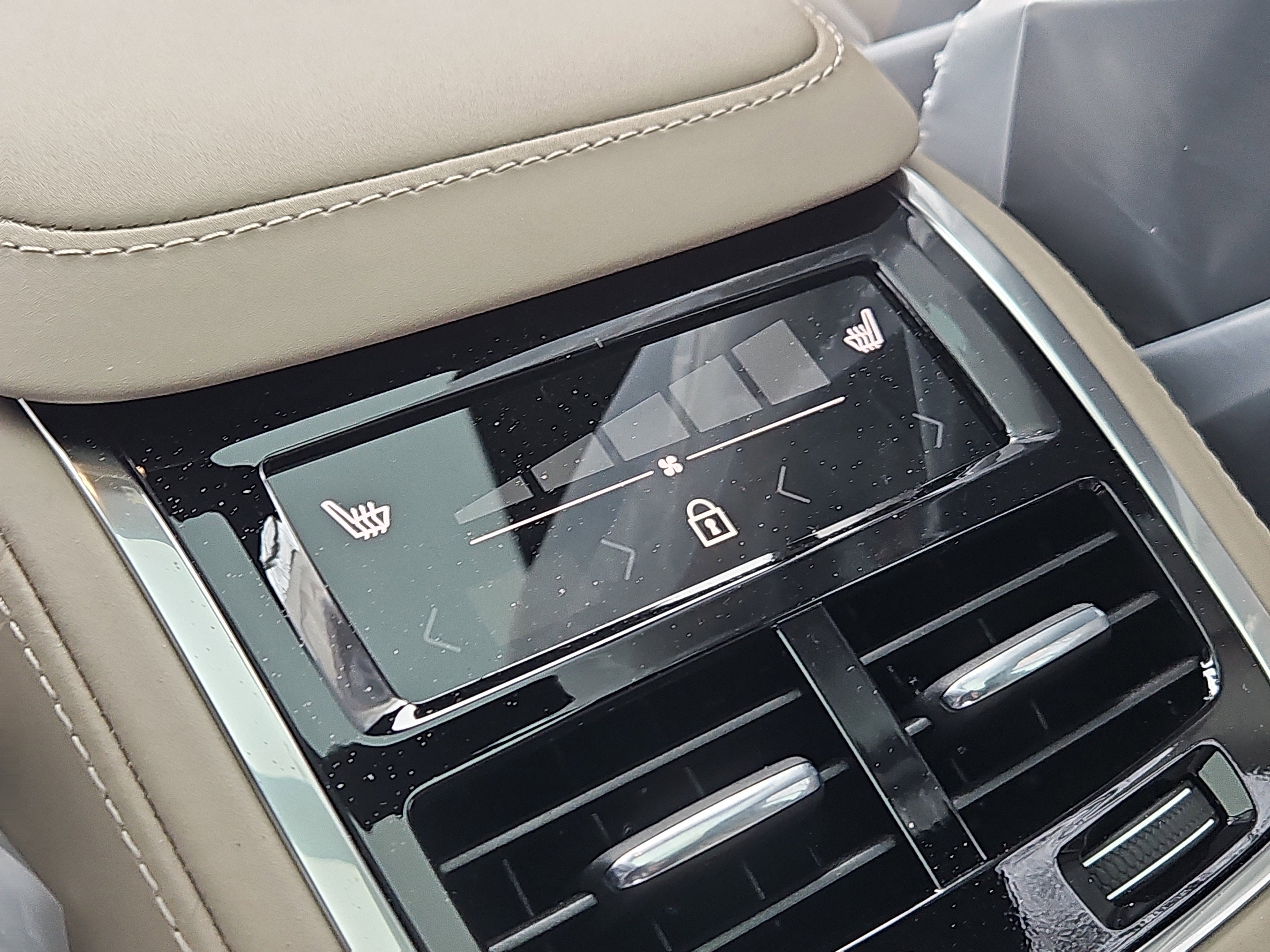 New 2026 Volvo XC90 B6 Plus w/ Protection Package Premier image 12