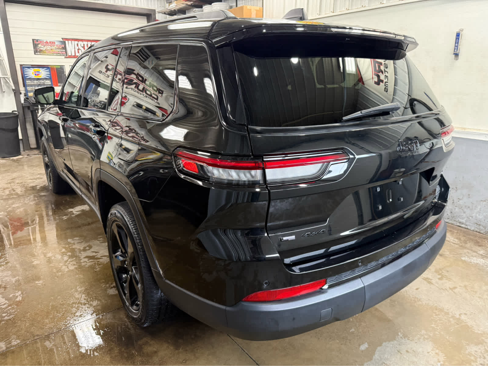 Used 2021 Jeep Grand Cherokee L Laredo AWD/4WD image 8