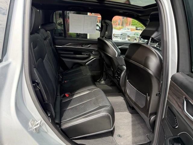 Used 2023 Jeep Grand Cherokee Overland w/ Advanced Protech Group III AWD/4WD image 18