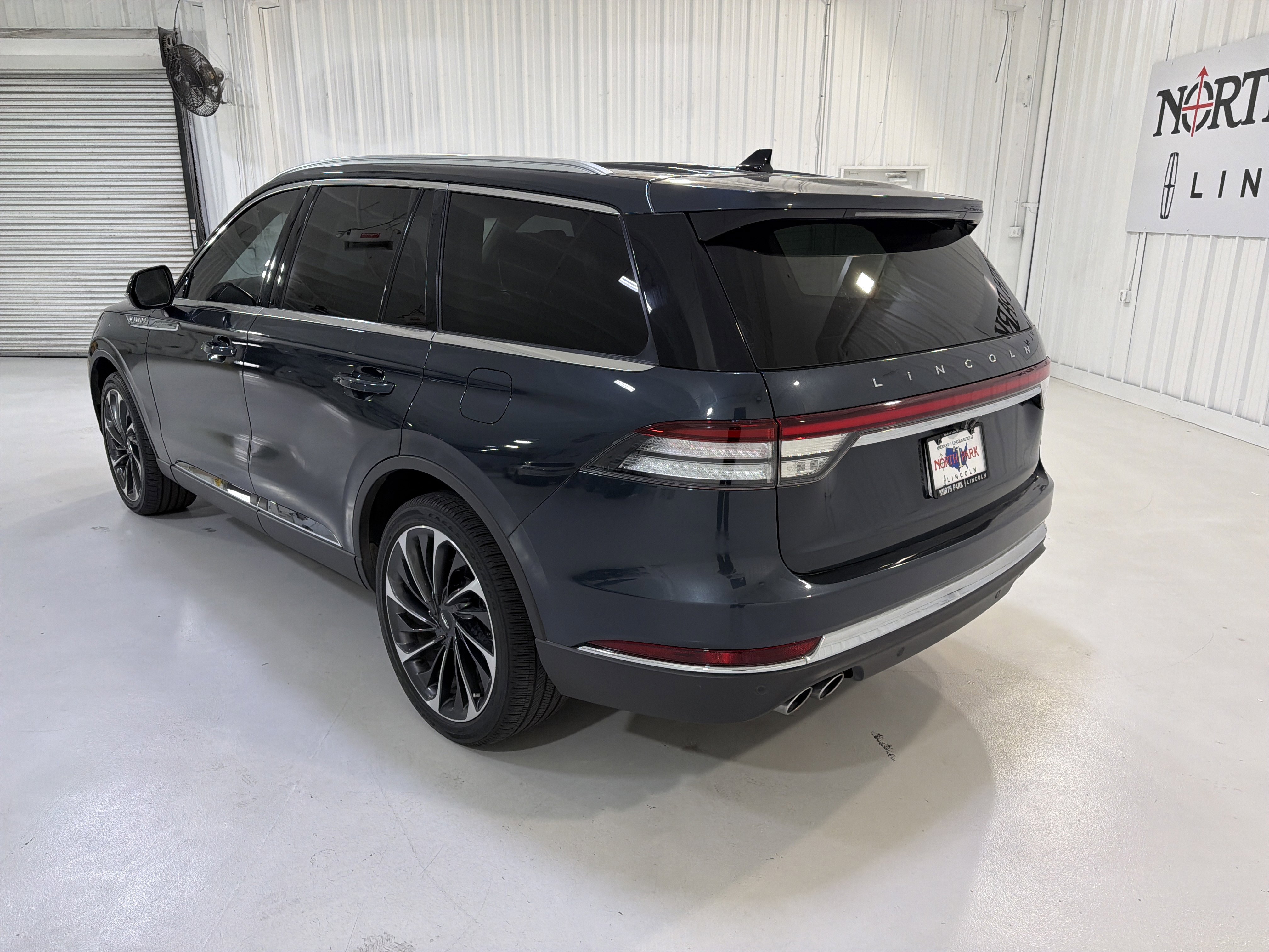 Used 2022 Lincoln Aviator Reserve w/ Equipment Group 201A AWD/4WD image 3