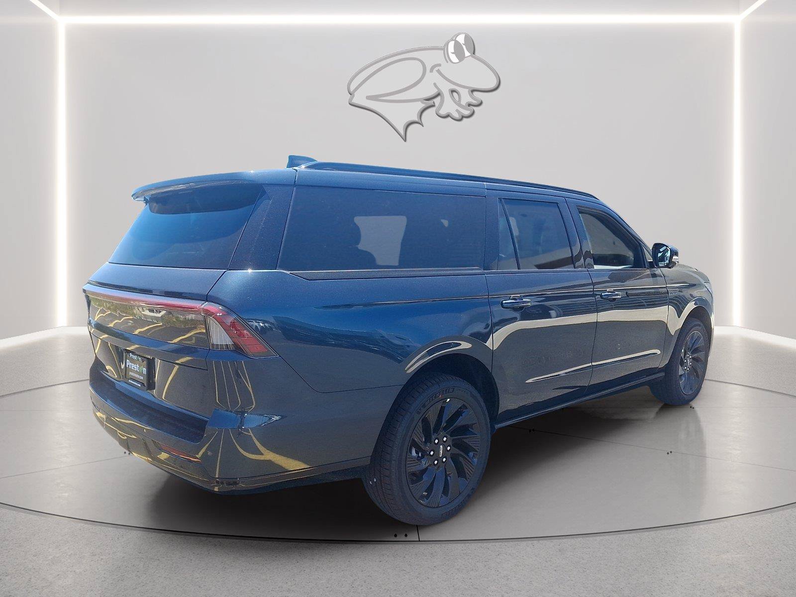 New 2026 Lincoln Navigator L Reserve w/ Jet Appearance Package AWD/4WD image 4