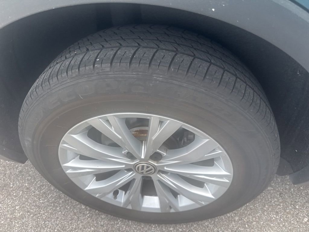 Used 2019 Volkswagen Tiguan SE w/ Panoramic Sunroof Package image 9