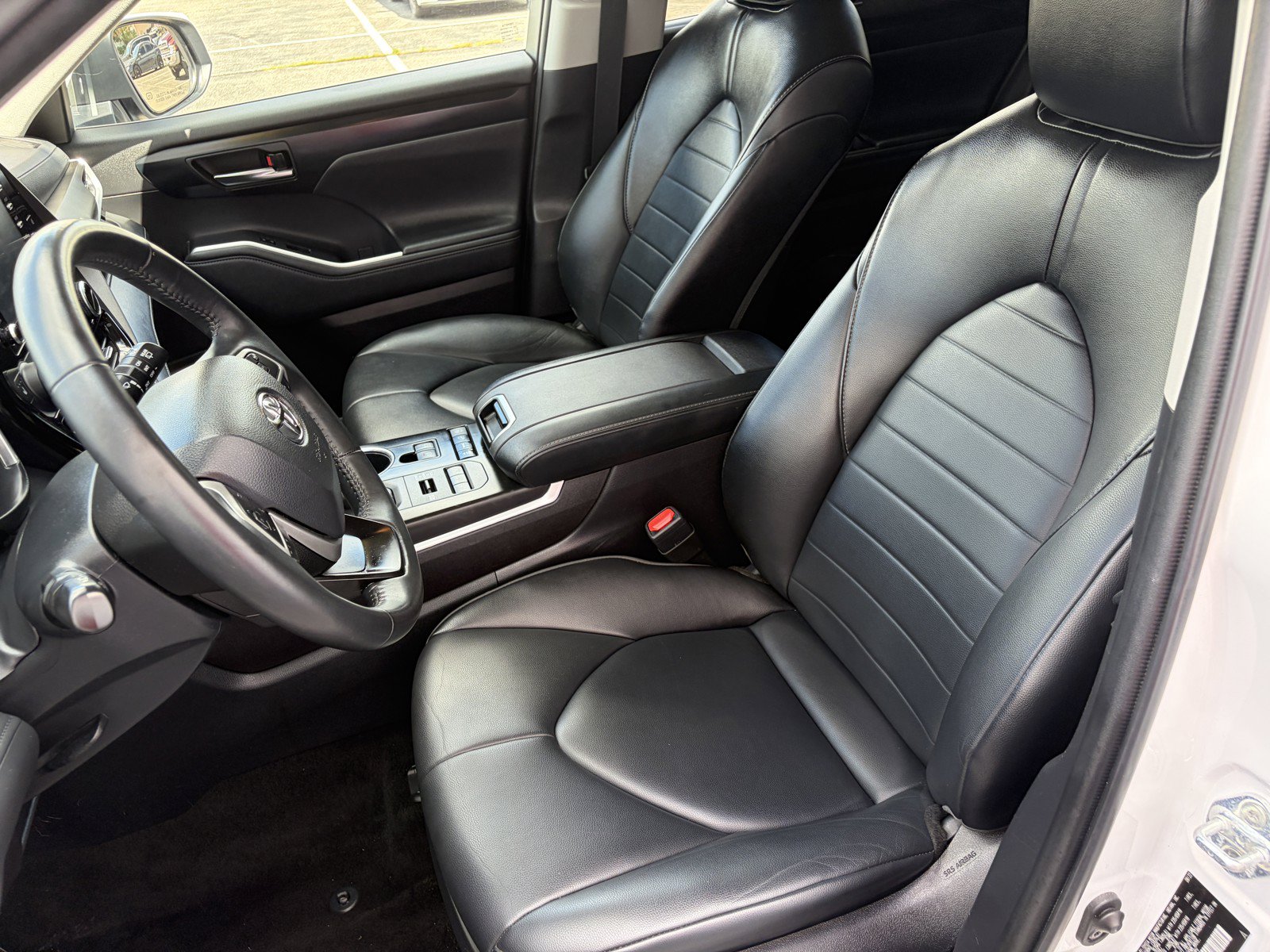 Used 2022 Toyota Highlander XLE AWD/4WD image 12