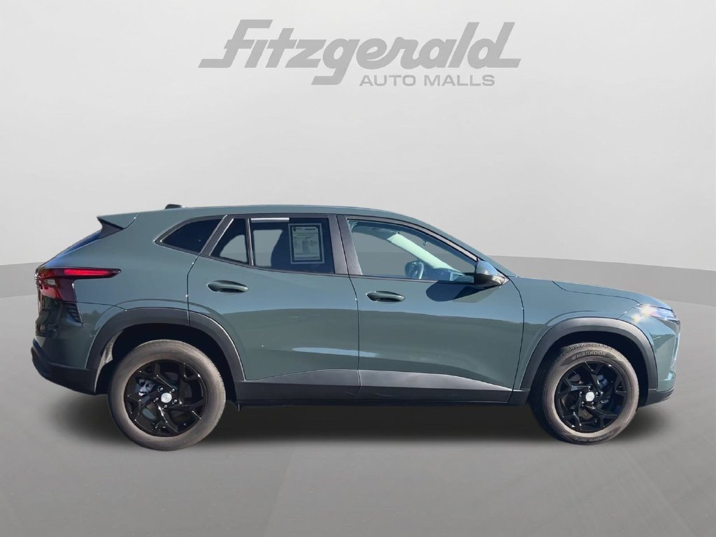 Used 2025 Chevrolet Trax LS w/ LS Convenience Package FWD image 9