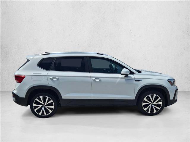 Used 2023 Volkswagen Taos SE w/ Panoramic Sunroof Package FWD image 4