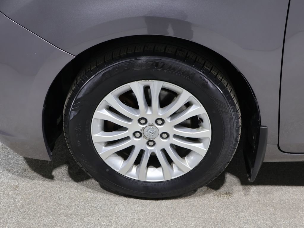Used 2017 Toyota Sienna XLE image 8