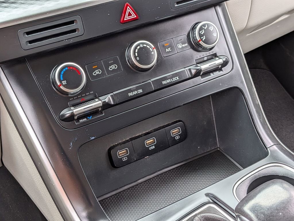 Used 2023 Kia Carnival LX FWD image 17