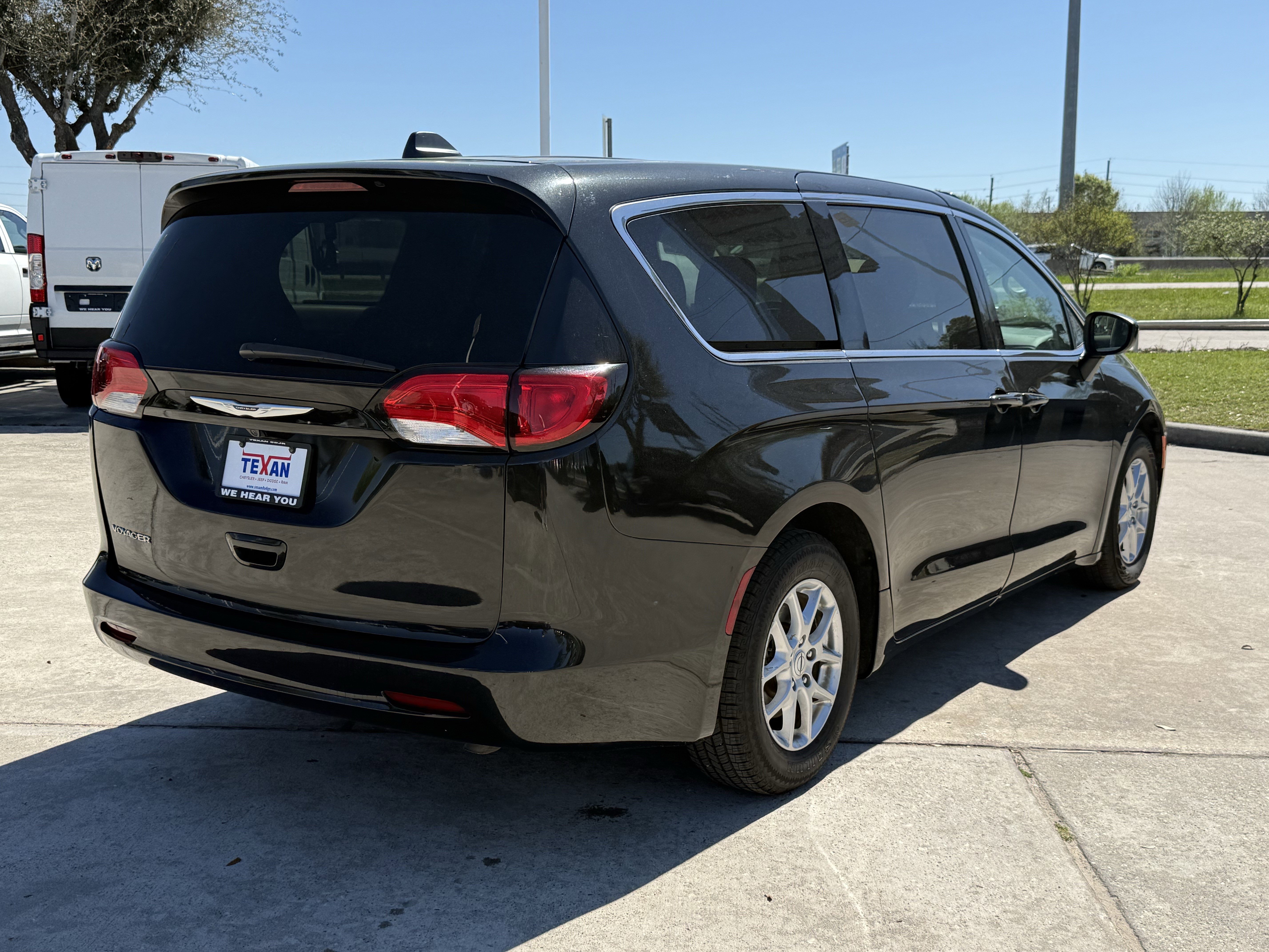 Used 2022 Chrysler Voyager LX image 5