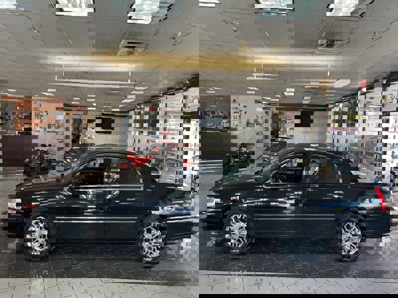 Used 2009 Lincoln Town Car Signature Limited image 2