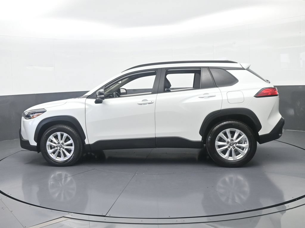 Used 2025 Toyota Corolla Cross LE FWD image 3