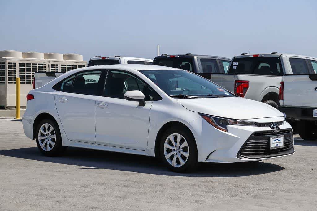 Used 2025 Toyota Corolla LE FWD image 3