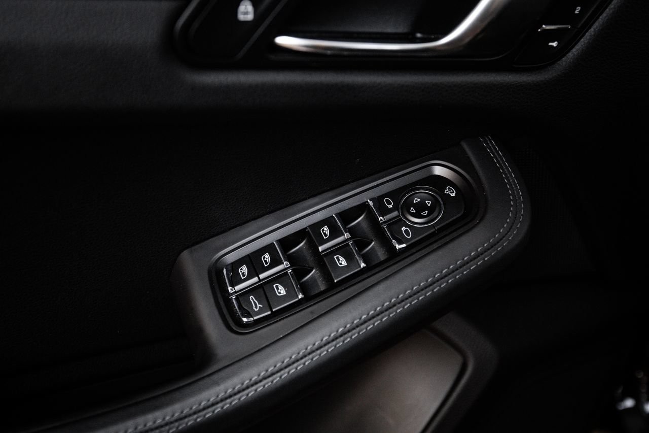 Certified 2023 Porsche Macan Turbo AWD/4WD image 22