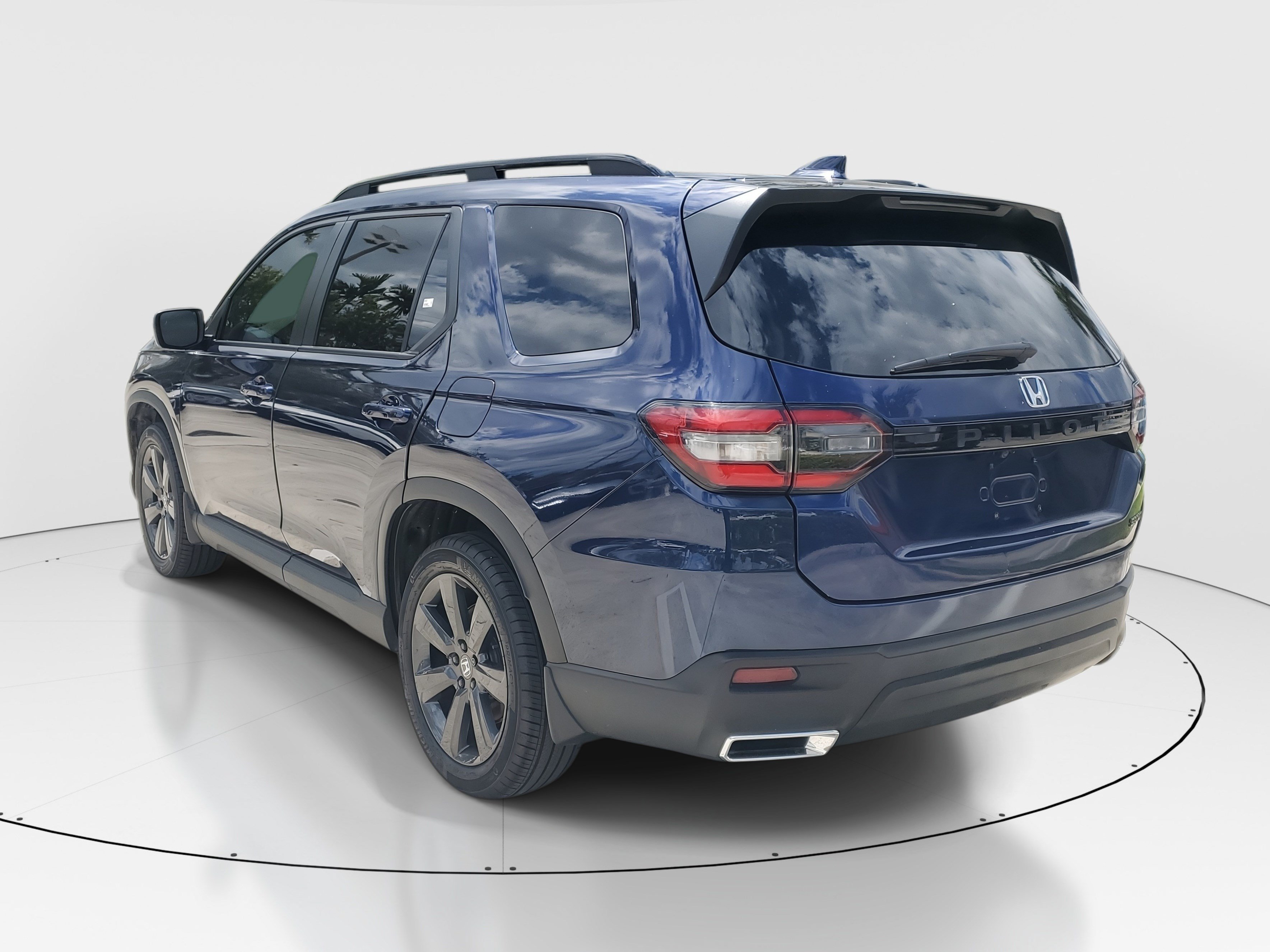Used 2025 Honda Pilot Sport image 5