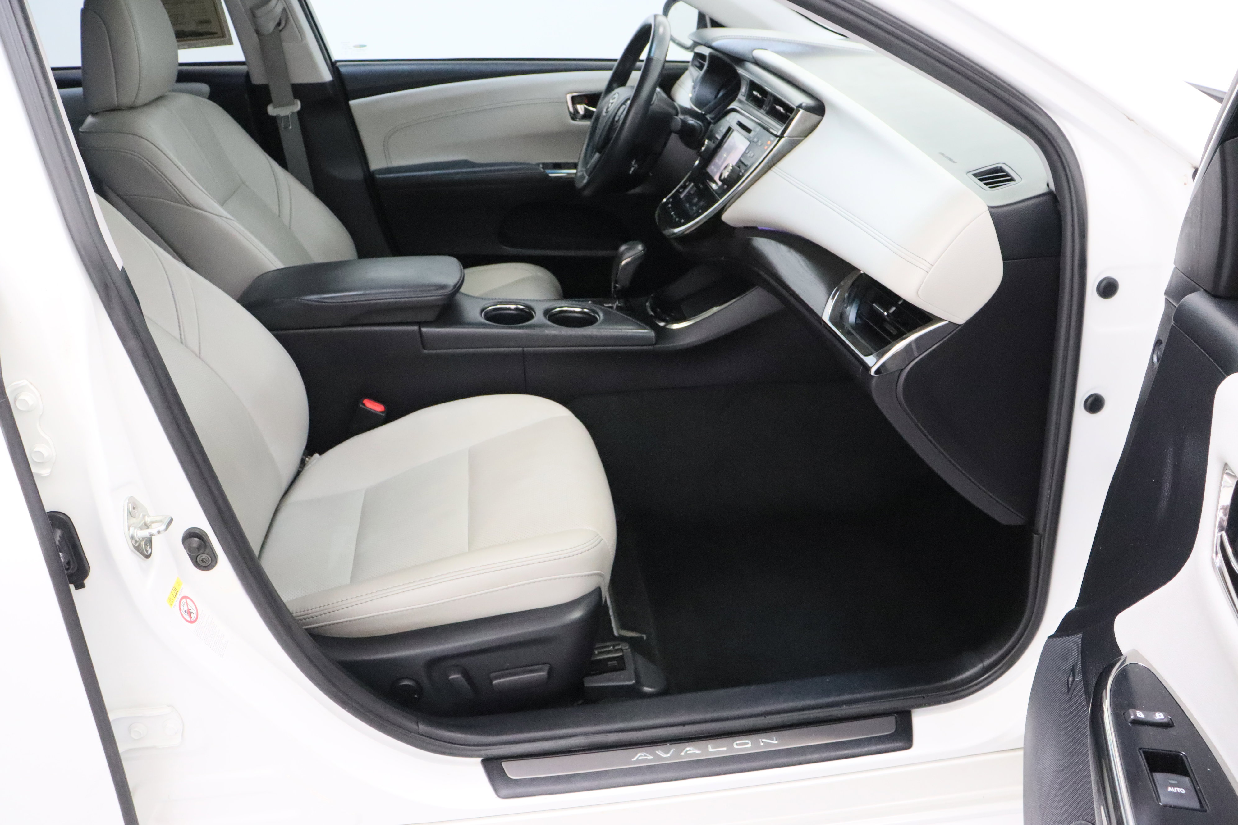 Used 2018 Toyota Avalon Limited FWD image 41