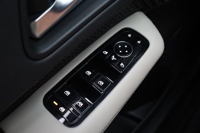Used 2023 Nissan Ariya FWD image 16