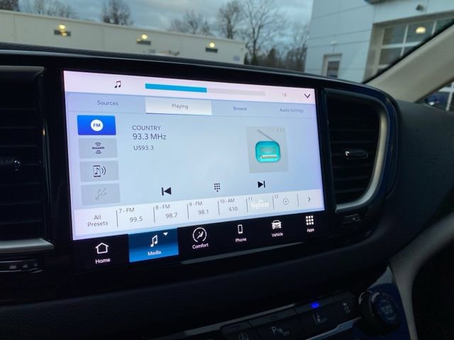 Used 2024 Chrysler Pacifica Touring-L image 26