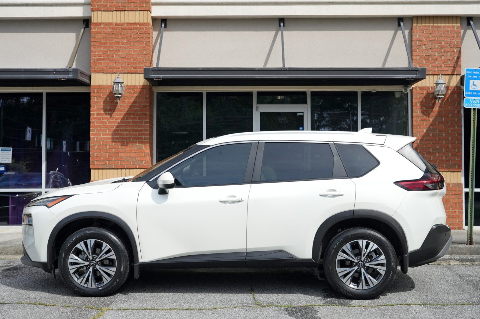 Used 2023 Nissan Rogue SV w/ SV Premium B Package FWD image 43