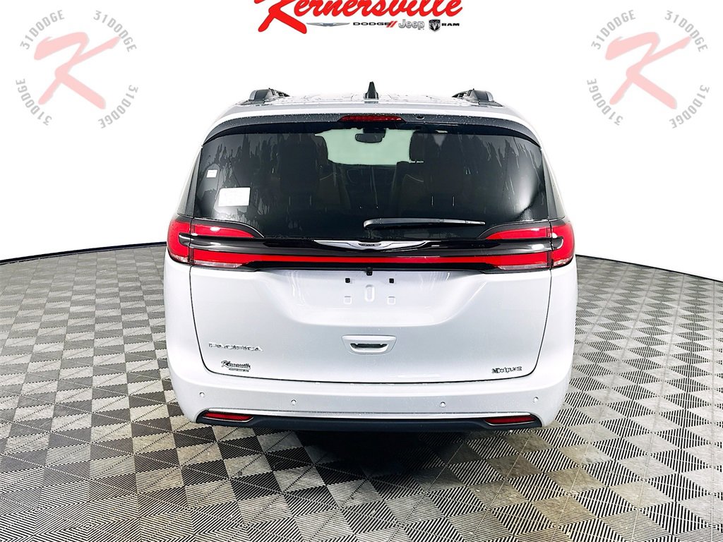 New 2026 Chrysler Pacifica Pinnacle image 6