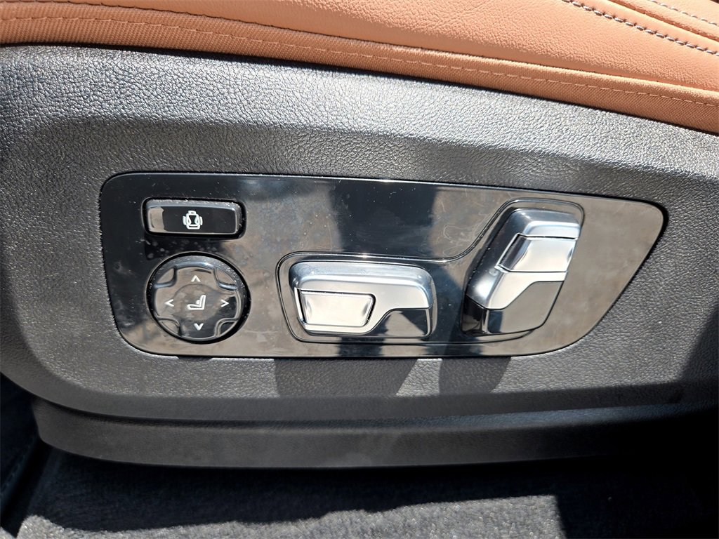 Used 2025 BMW X7 xDrive40i w/ M Sport Package image 27