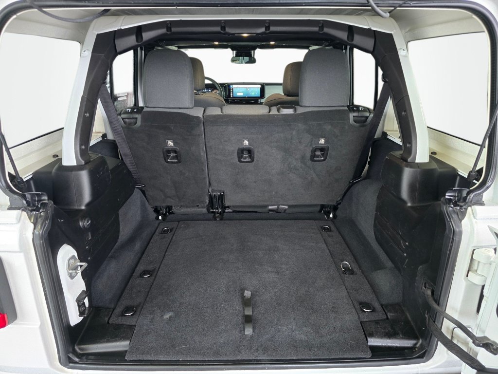 Used 2025 Jeep Wrangler Unlimited Sahara AWD/4WD image 15